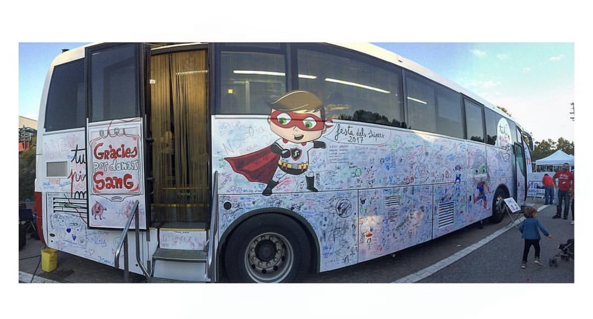 Bus de donació de sang convertit en un llenç col·lectiu a la Festa dels Súpers