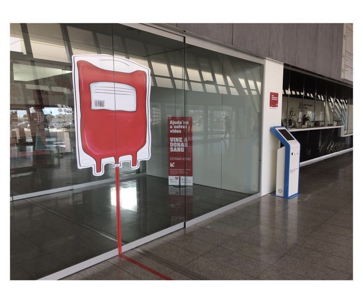 Vinil d'una bossa de sang aplicat al vidre de l'entrada d'un hospital