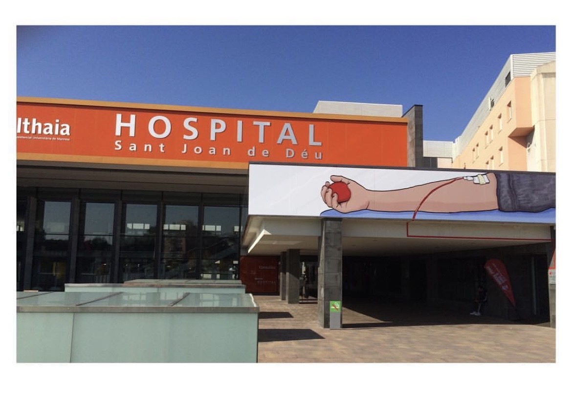 Il·lustració d'un braç donant sang aplicada a la façana de l'Hospital Sant Joan de Déu de Manresa