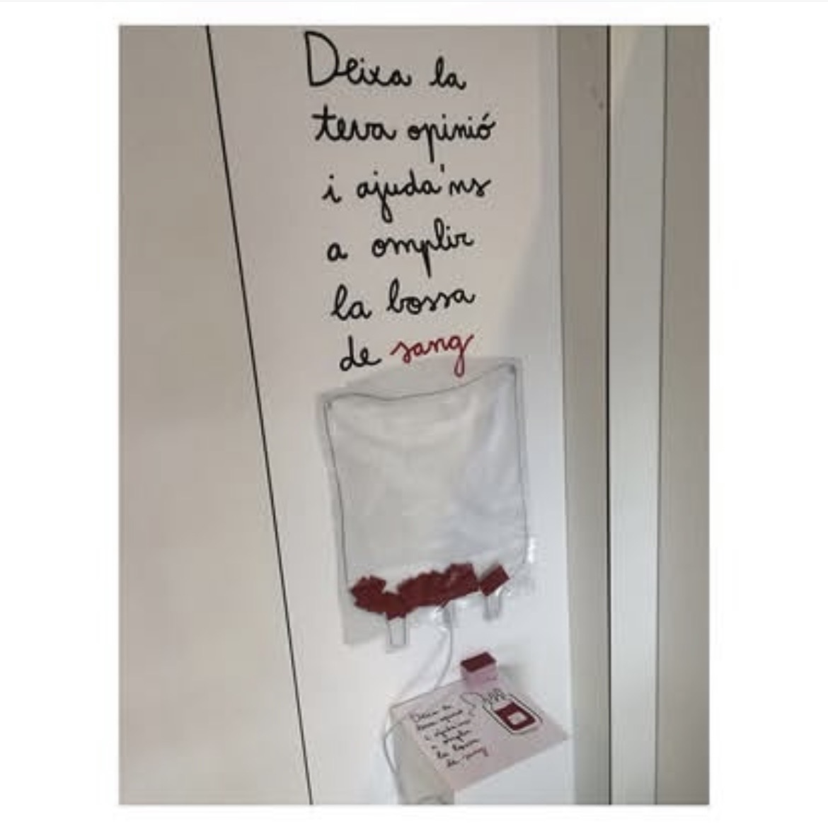 Bossa de sang que s'omple amb els comentaris del públic visitant