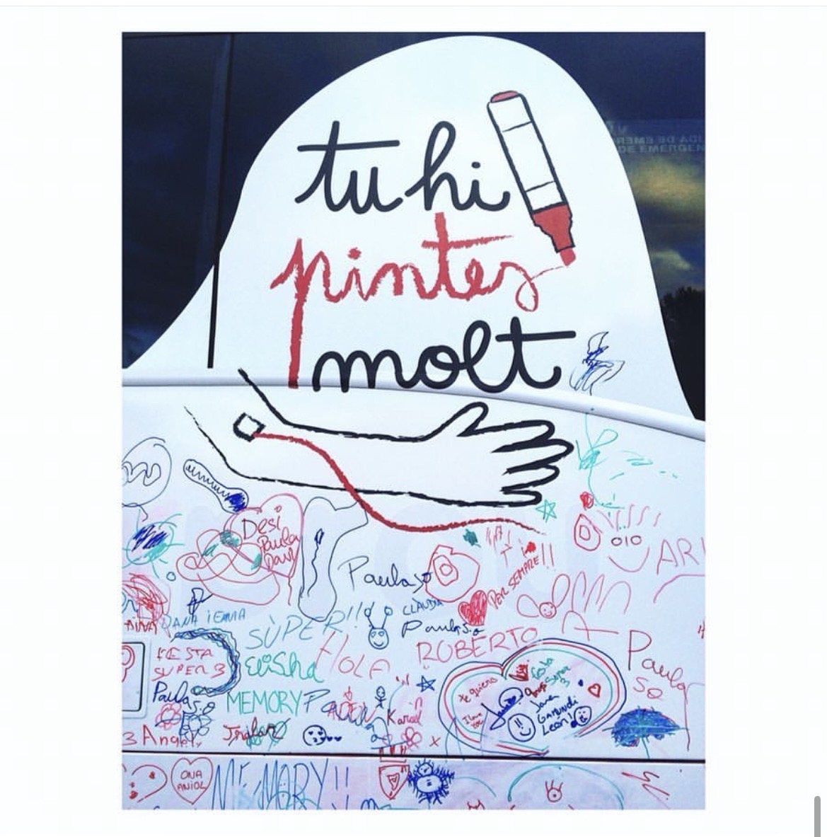 Lletres «Tu hi pintes molt» pintades al bus de donació de sang