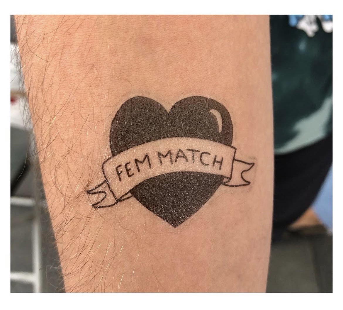 Calcomania d'un cor amb la cinta «Fem match»