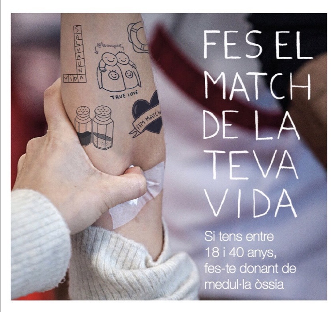 Cartell de la campanya «Fes el match de la teva vida» amb un braç ple de calcomanies