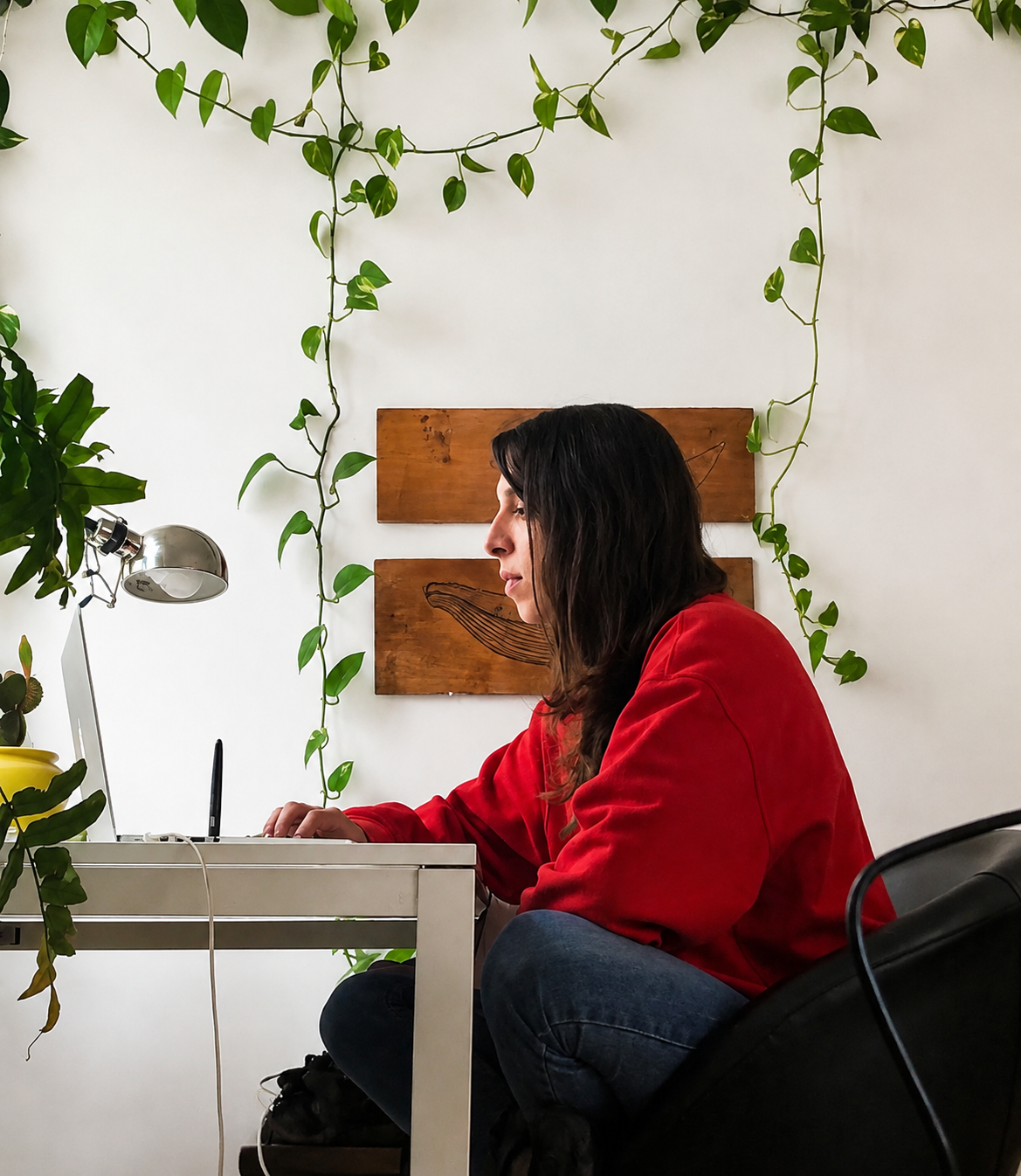 Marta Contreras treballant al seu estudi